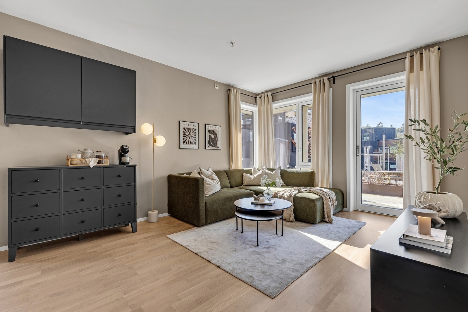 Her har man i tillegg ekstra oppbevaring i overskap og kommode, som står i stil til kjøkkenet og medfølger handelen. Galleribilde