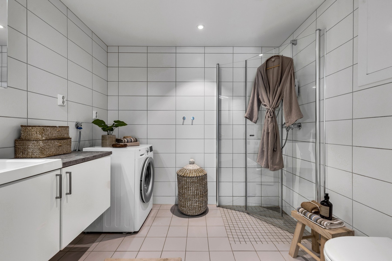 Av utstyr finnes det bl.a. innfellbare dusjdører i glass, veggmontert WC, servantplate på underskap, speilskap og kran/avløp for vaskemaskin. Galleribilde