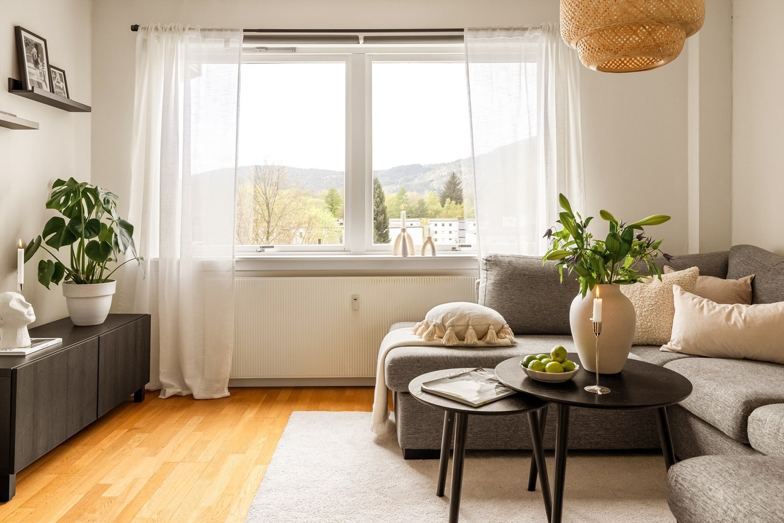 Leilighetens overflater består primært av eik-parkett på gulv, samt malte vegger og tak. Galleribilde