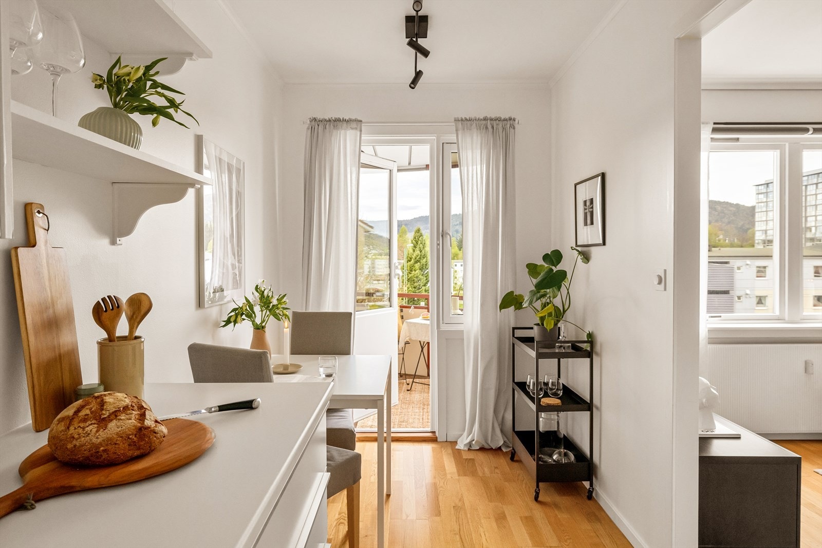 Fra kjøkkenet er det utgang til en vestvendt altan på 4 m². Galleribilde