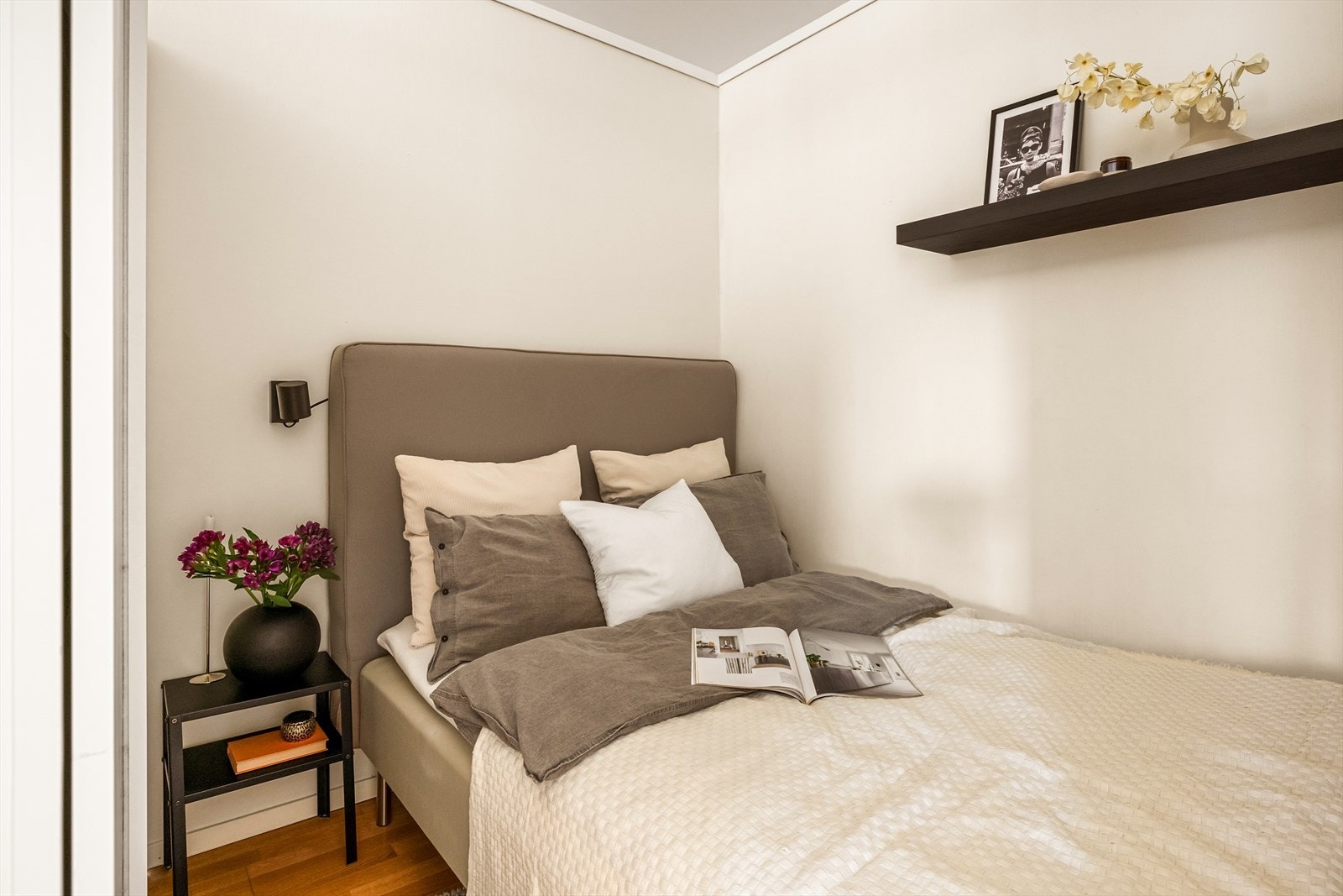 Sovealkoven har god plass til både seng og nattbord. Galleribilde