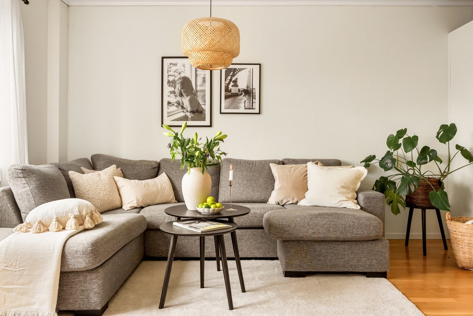 Leiligheten har en romslig og lys stue med god plass til sofagruppe, stuebord og TV-møblement. Galleribilde