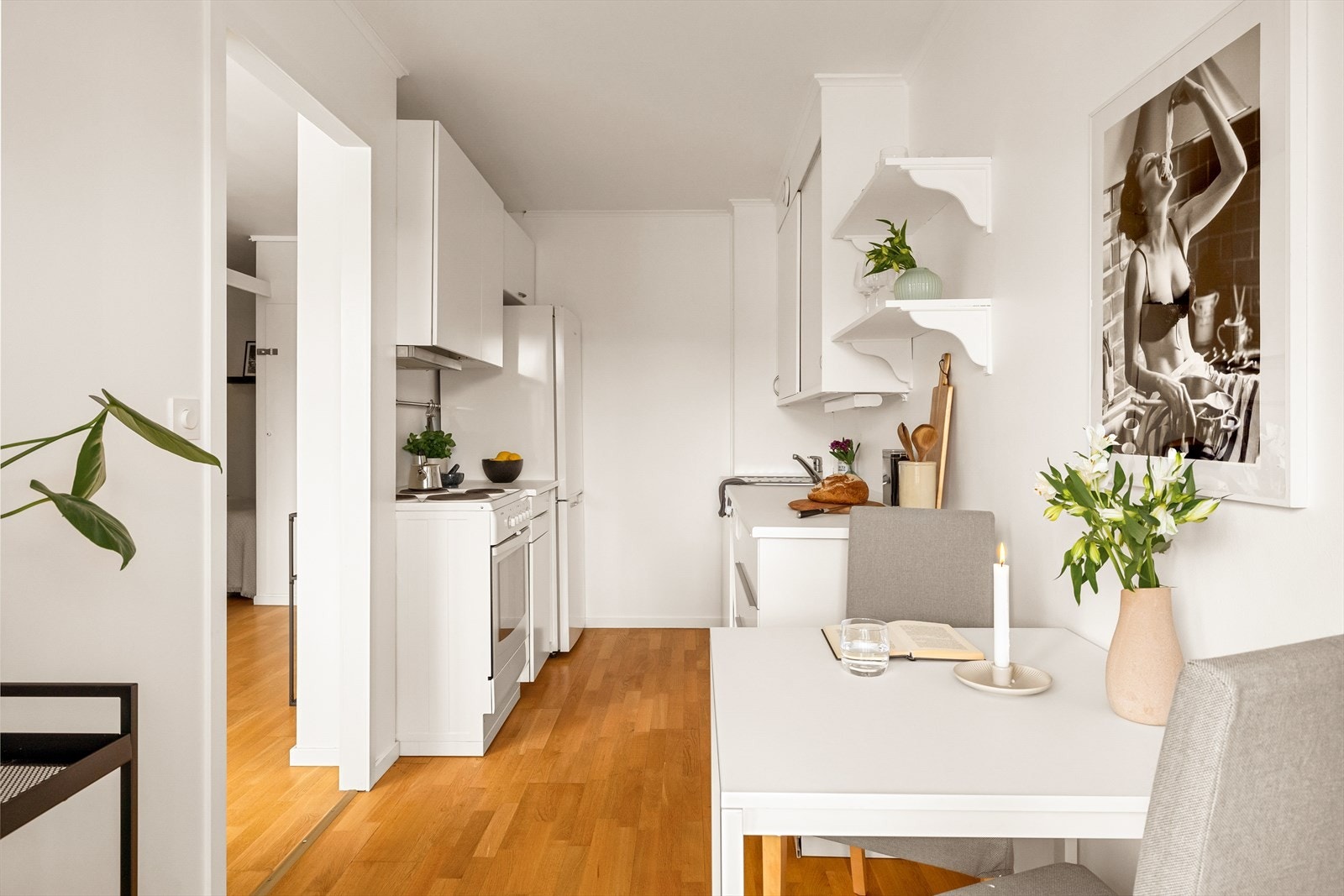 Den åpne løsningen mellom kjøkkenet og stuen gir rommet en luftig og sosial atmosfære. Galleribilde