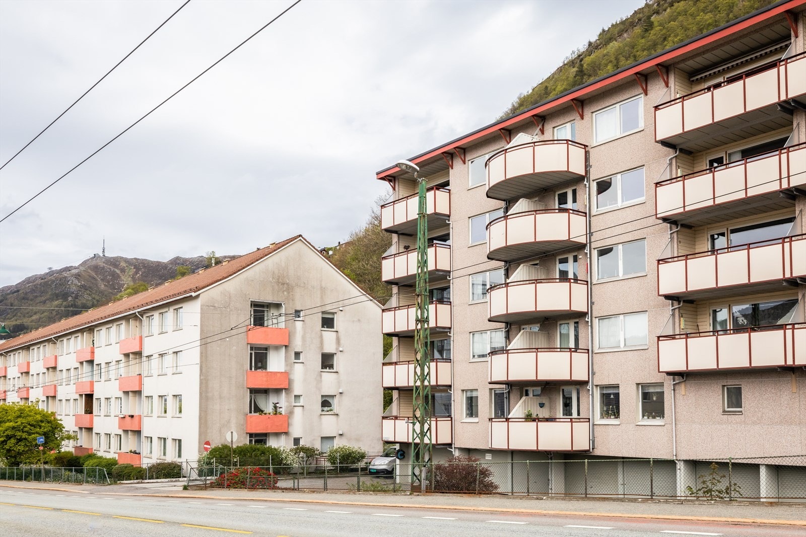 Leiligheten har en sentral og populær beliggenhet på Landås med kort vei til både buss, butikk, Sletten Senter/bybanestopp, Haukeland Sykehus og Høgskolen. Galleribilde