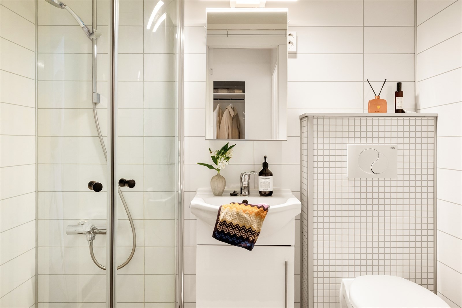 Badet fremstår som både praktisk og pent, med keramiske fliser og varmekabler i gulvet, samt baderomspanel på veggene. Galleribilde