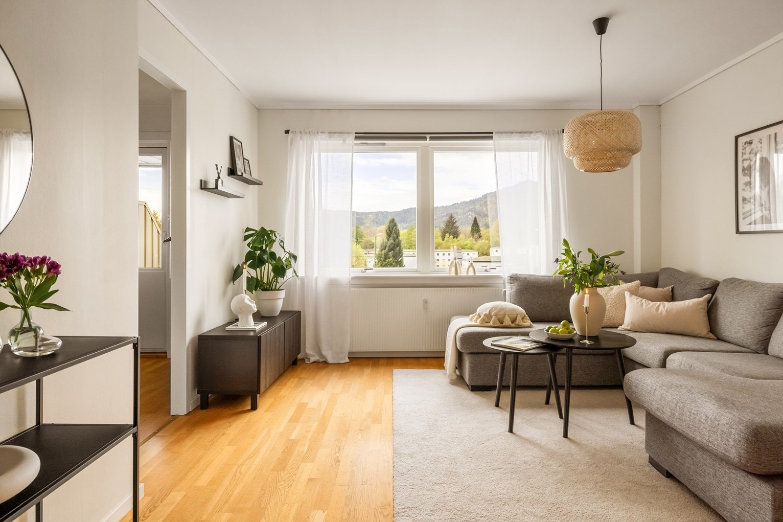 Leilighetens store vindusflatene gir rikelig med naturlig lys. Galleribilde