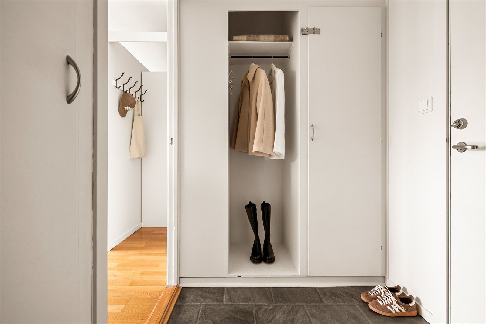 Leiligheten har en romslig og innbydende entré med plass til oppbevaring av yttertøy og sko. Galleribilde