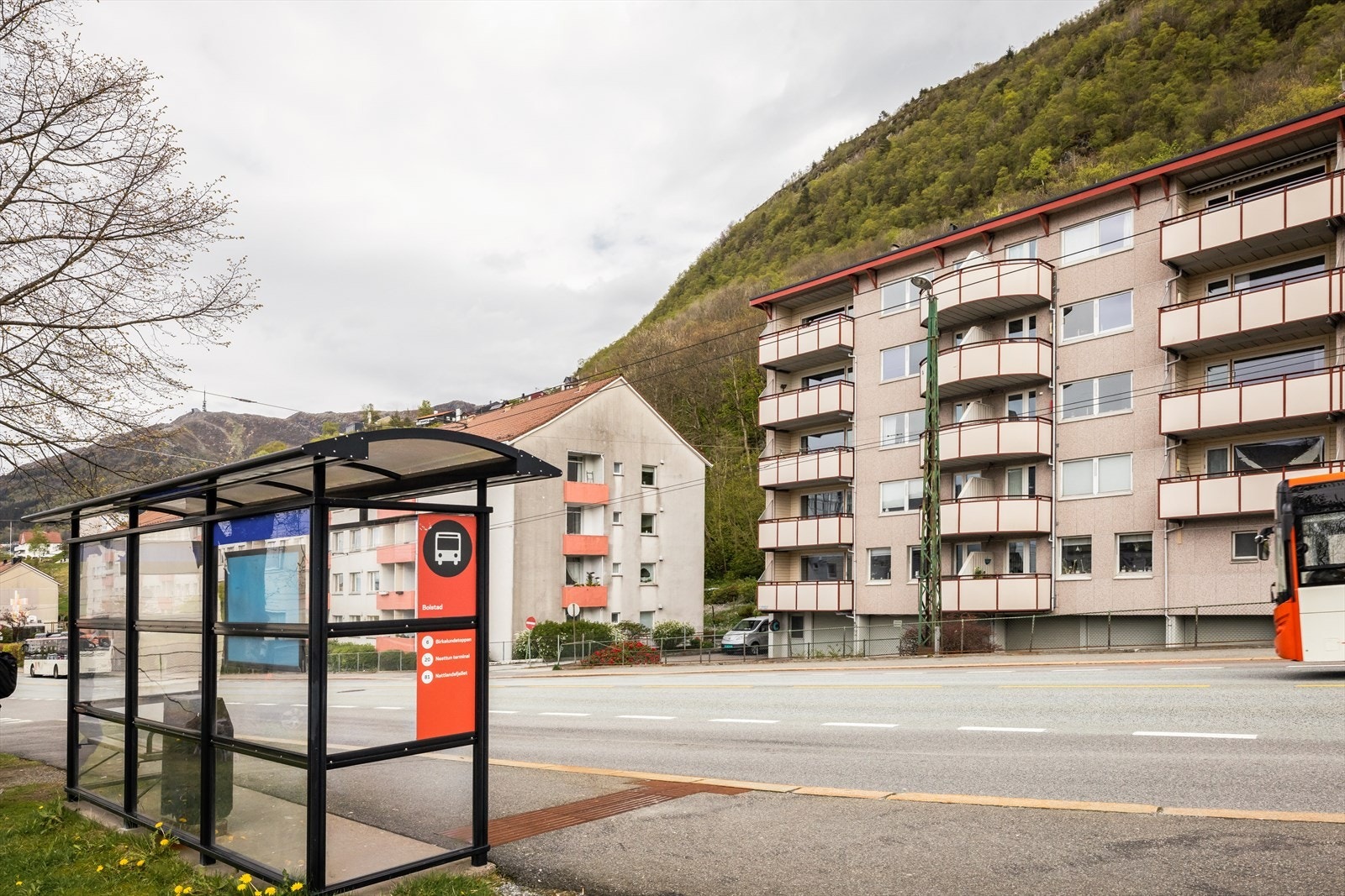 Busstopp rett ved boligen. Galleribilde