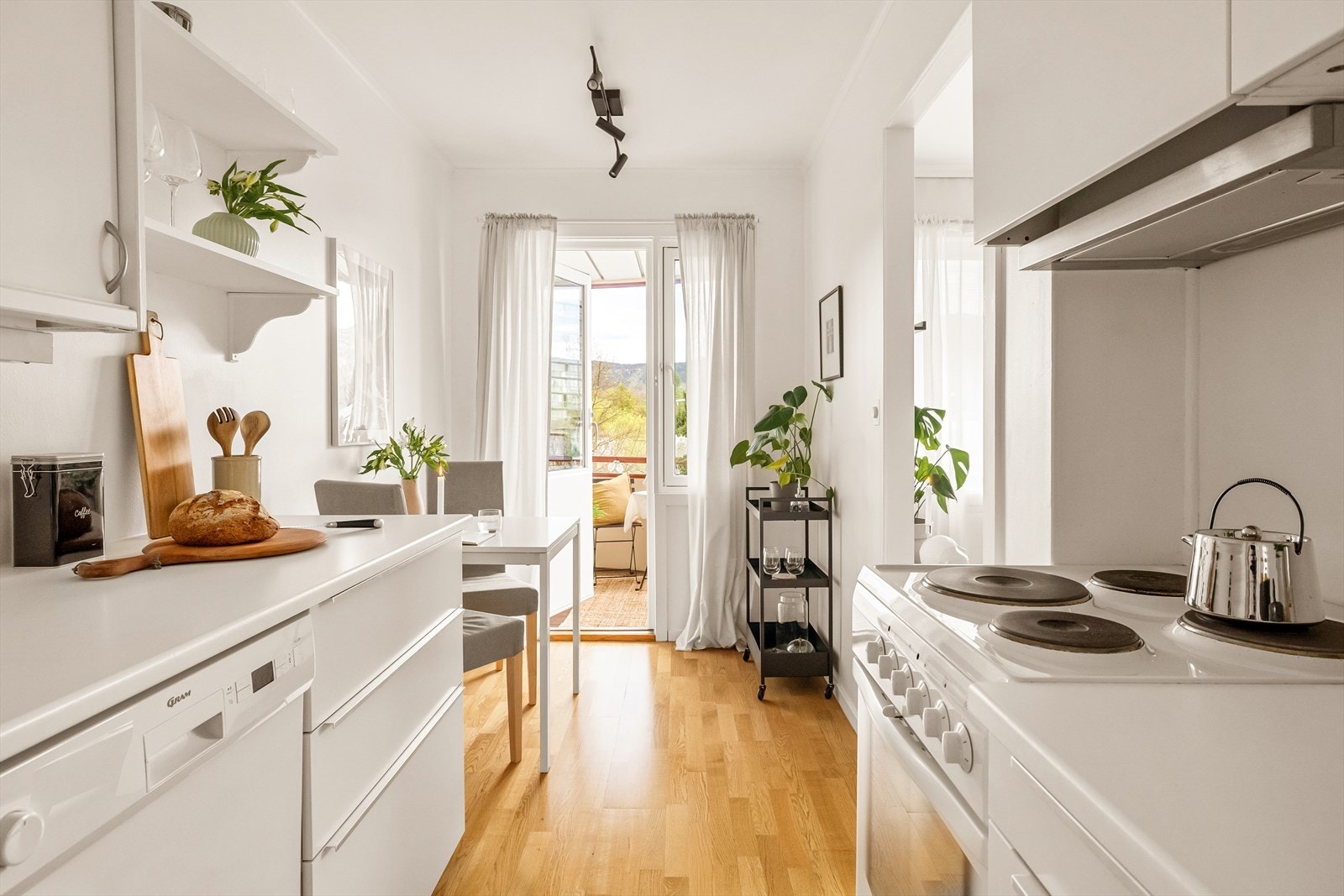 Her finnes det både skap- og benkeplass som dekker de daglige behovene, samt rør-opplegg for oppvaskmaskin. Galleribilde