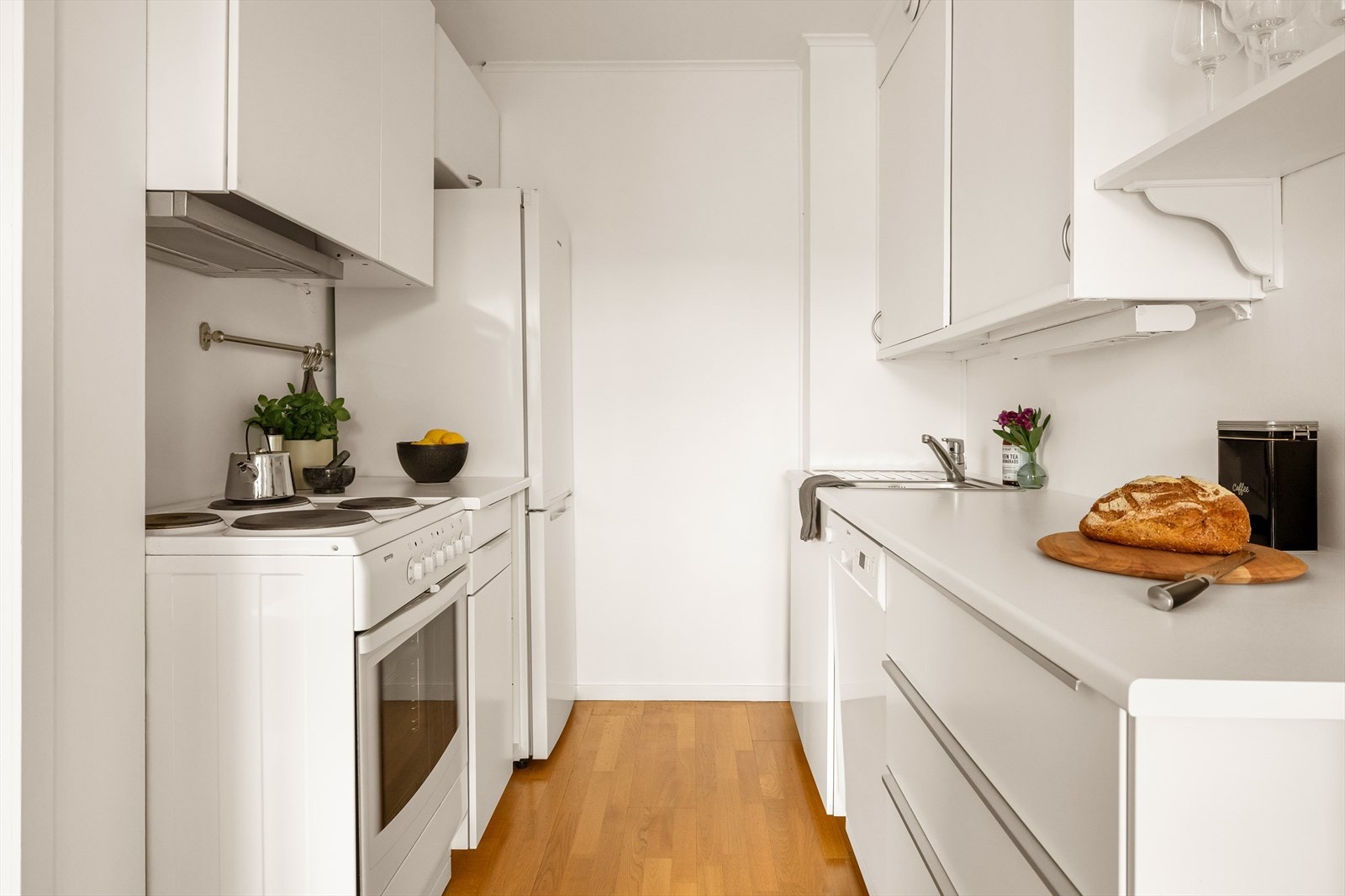 Kjøkkenet er funksjonelt utformet og av god størrelse, med slette fronter og laminert benkeplate med nedfelt stålvask. Galleribilde