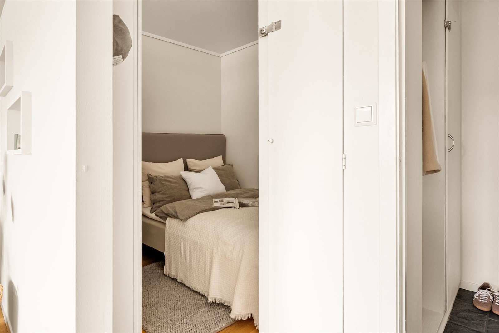 Sovealkoven er fint skjermet, noe som gir en god soveromsfølelse. Galleribilde