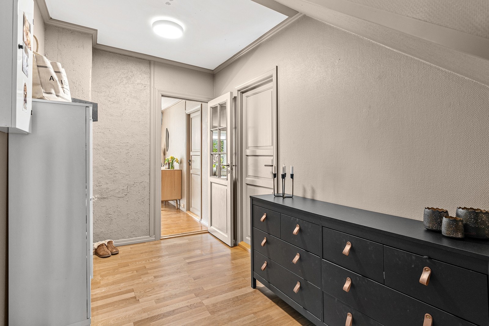 Det første man møter er en hyggelig entré som umiddelbart gir et godt inntrykk av leiligheten og dens kvaliteter. Galleribilde