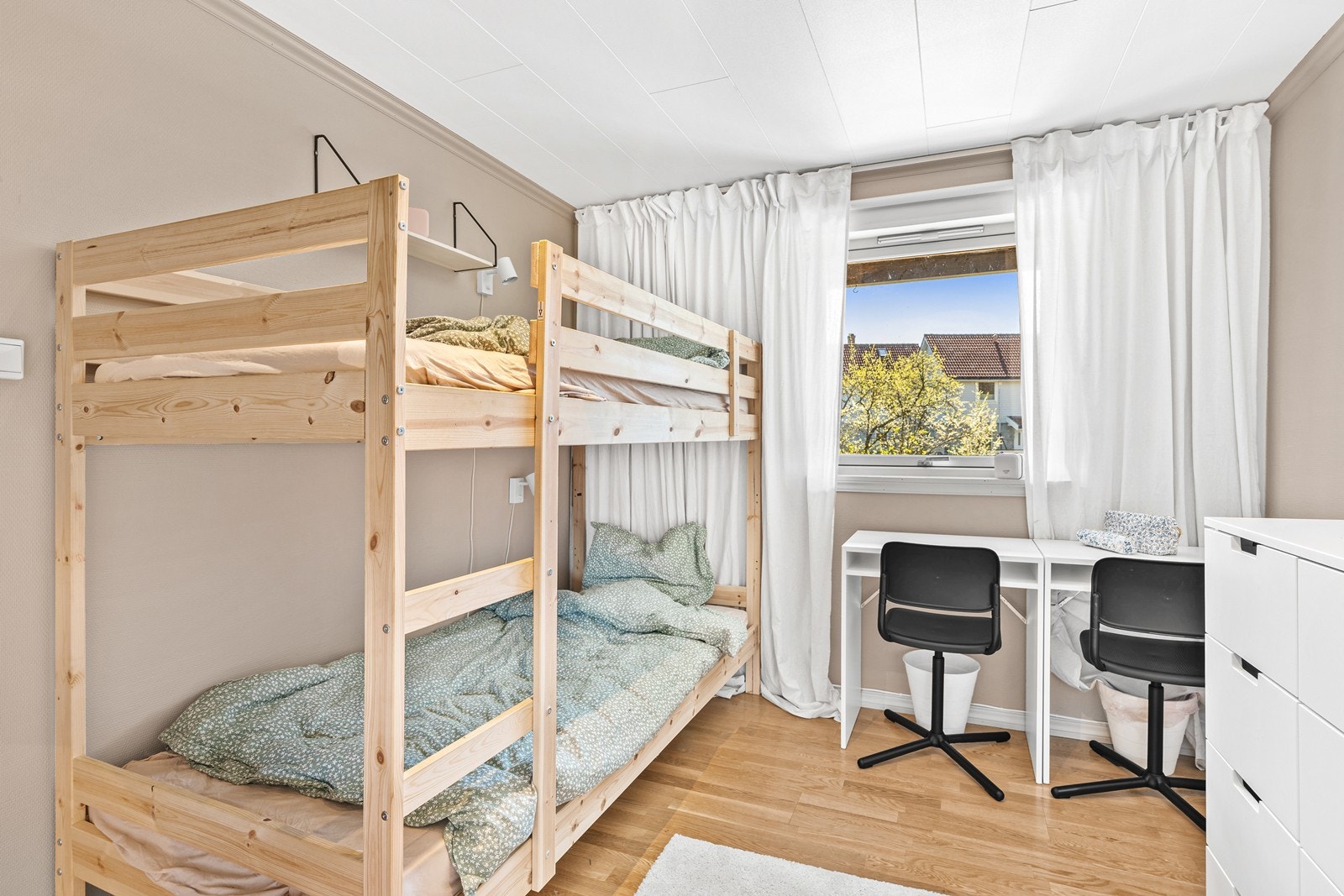 Soverom nr. 2 har plass til seng, nattbord og ellers ønsket møblement. Galleribilde