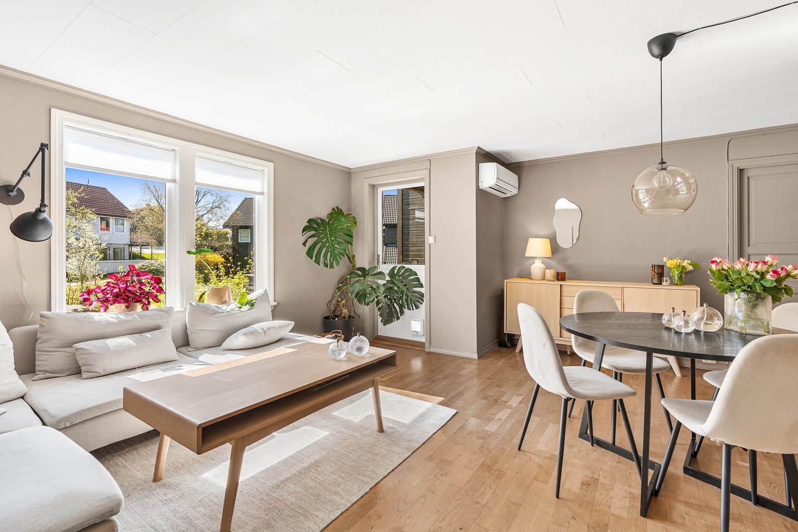 Velkommen inn! Leiligheten har en tidsriktig fargepalett, god standard og arealeffektiv planløsning. Galleribilde