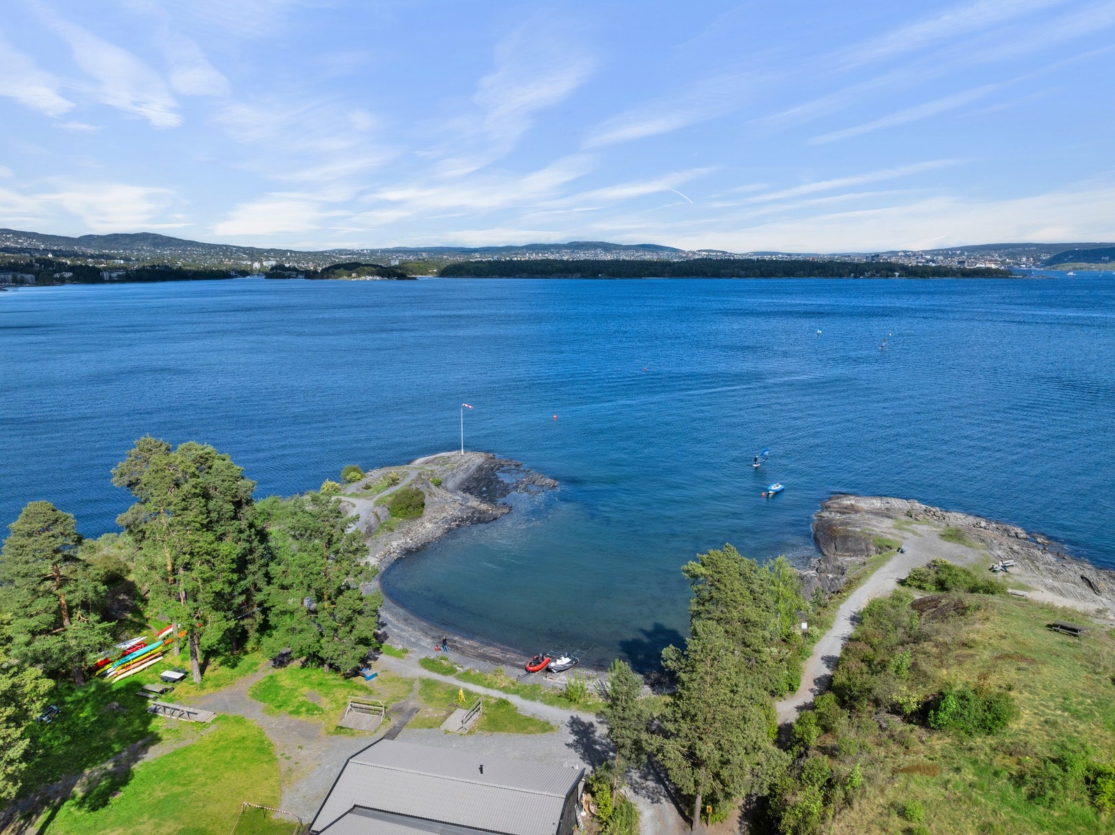 Lysakerfjorden brettseilerklubb ligger få meter fra boligen og sameiet Galleribilde