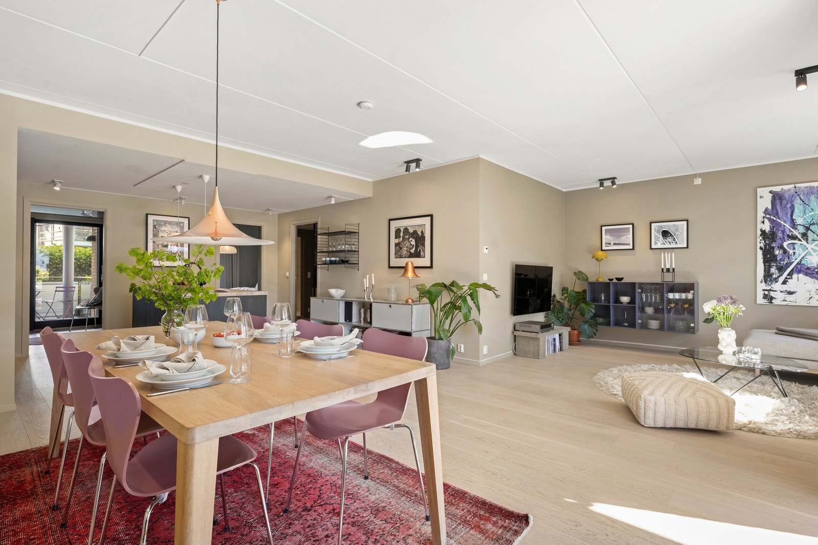 Åpent og sosialt rom med gode lysforhold Galleribilde