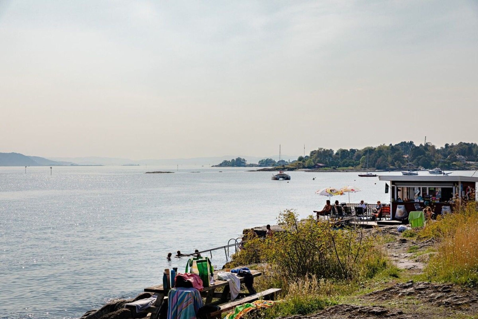 Halden brygge med båtplasser, badestrand og strandkiosk ligger rett ved Galleribilde
