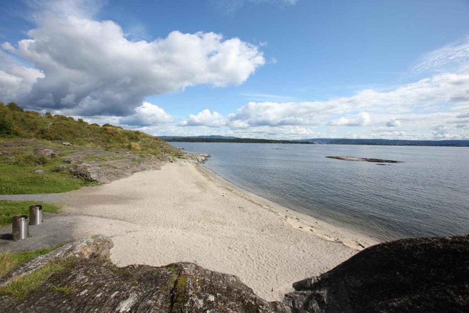 Den største stranden i Rolfsbukta har nydelig sandstrand Galleribilde