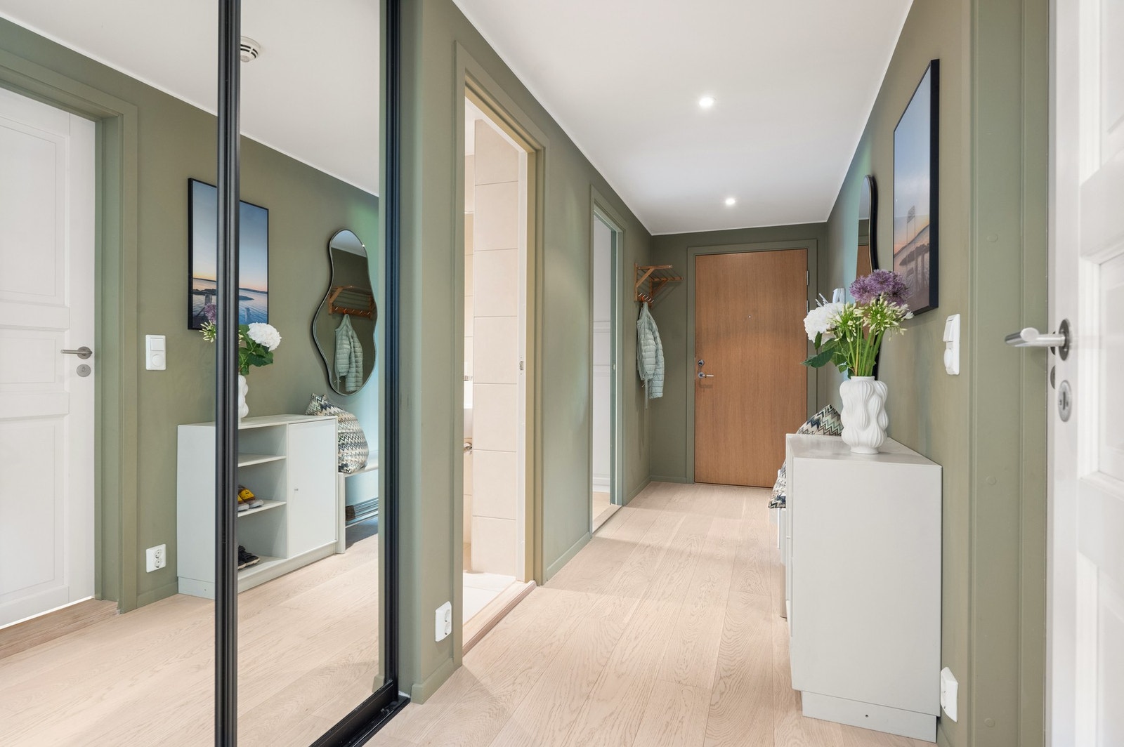 Innbydende entré med stor skyvedørsgarderobe Galleribilde