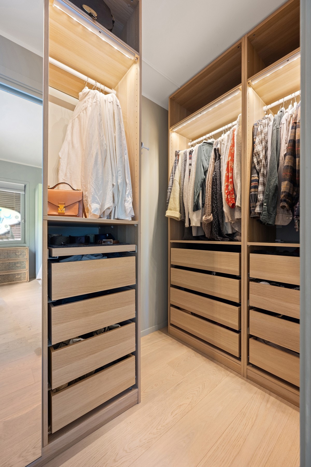 Bod innenfor hovedsoverommet er innredet som walk in closet Galleribilde