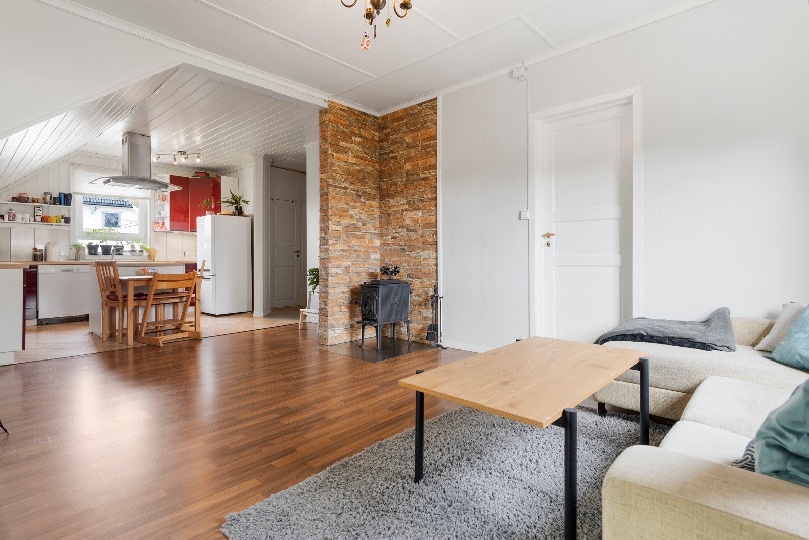 En lys og luftig stue med god plass til sofa, TV og annet tilhørende møblement Galleribilde