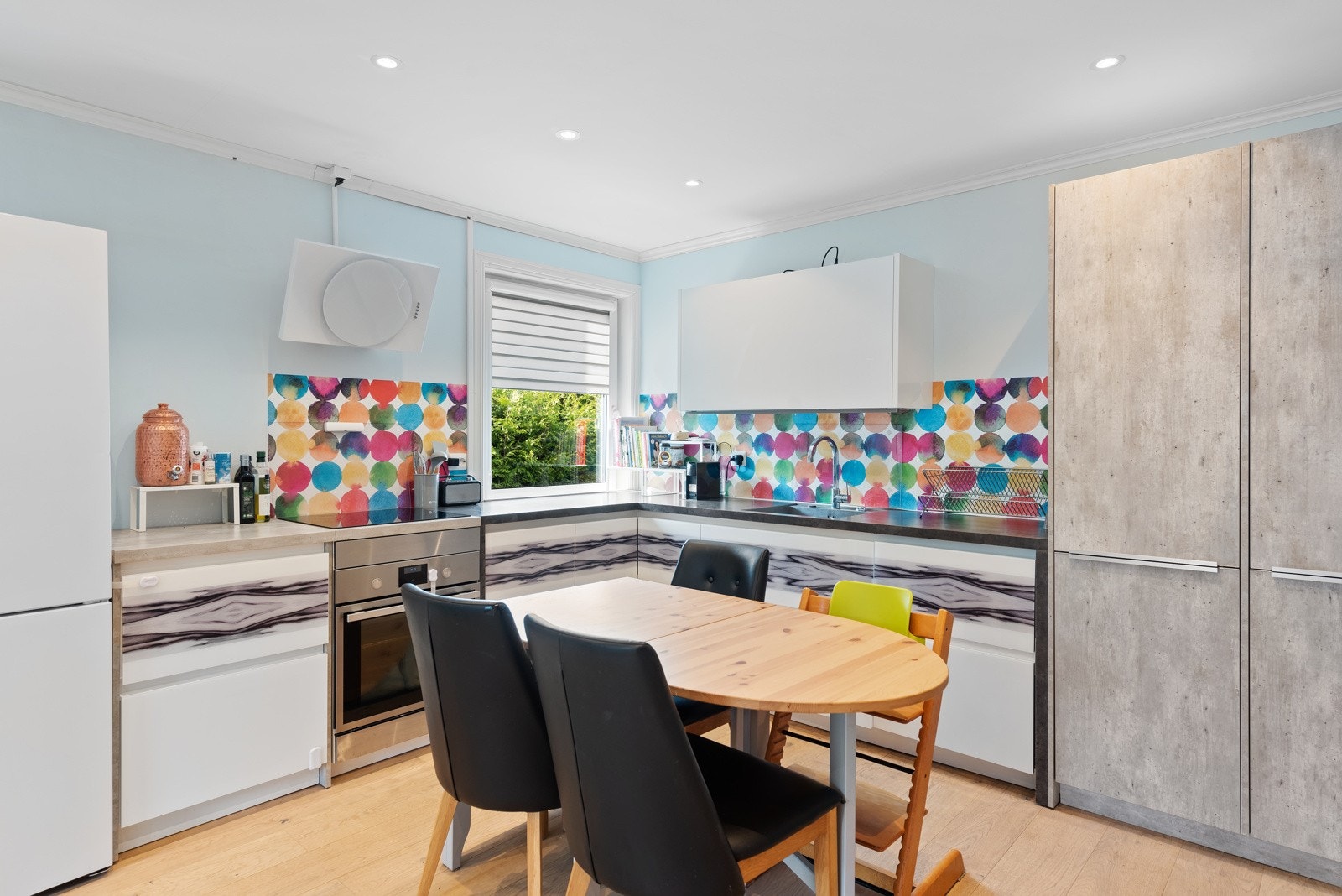 Av integrerte hvitevarer er det komfyr, oppvaskmaskin, nedfelt platetopp, ventilator og komfyrvakt. Frittstående hvitevarer er kjøleskap med fryserdel Galleribilde