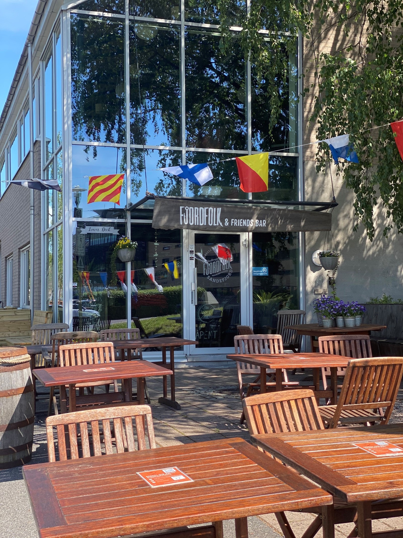 Fjordfolk langs Framnes bryggen tilbyr mye godt i glasset! Galleribilde