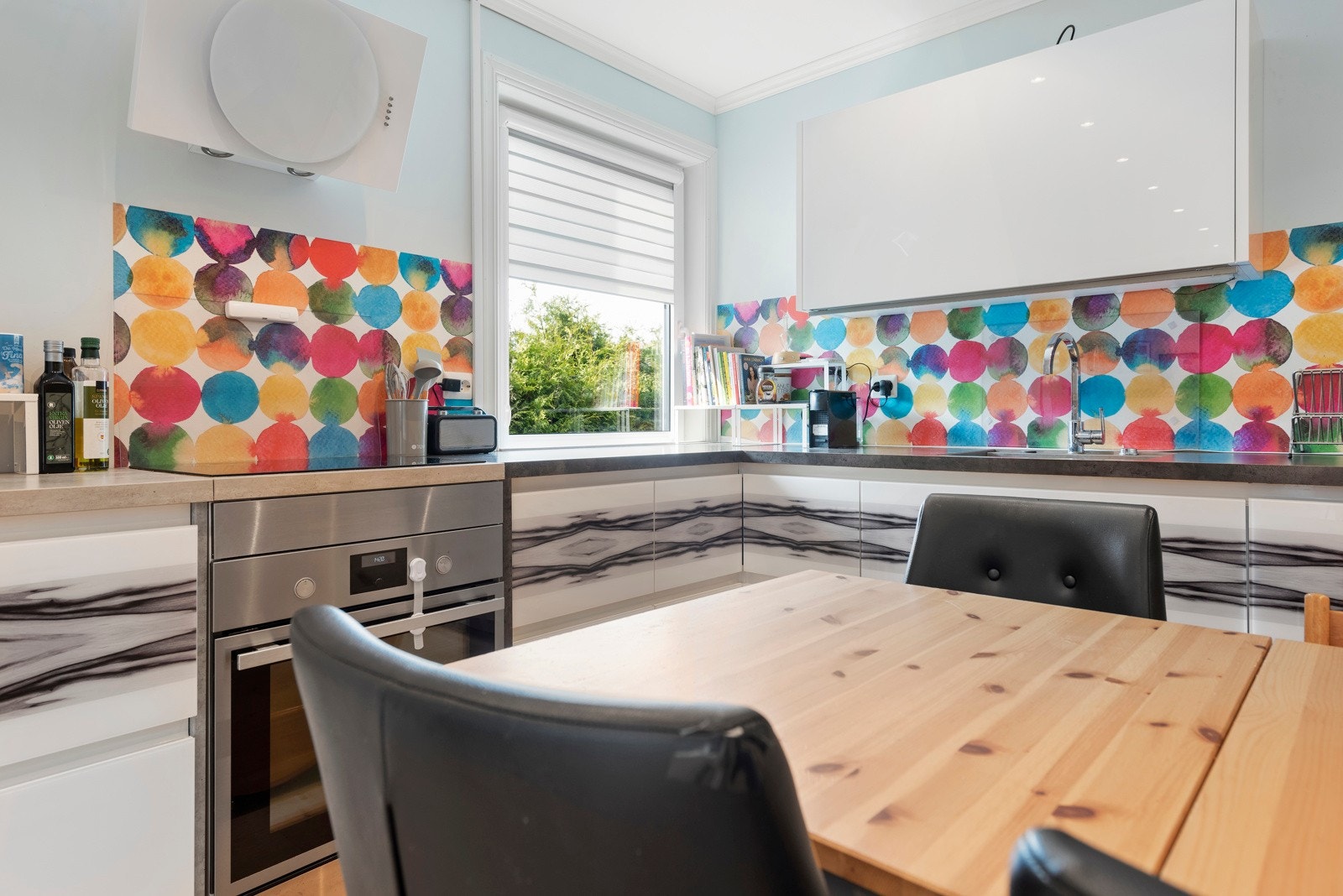 På kjøkkenet er det plass til et spisebord, perfekt for hektiske hverdager! Galleribilde