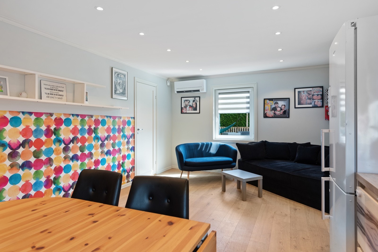 Stue og kjøkken ligger i en åpen løsning som gir et sosialt allrom Galleribilde