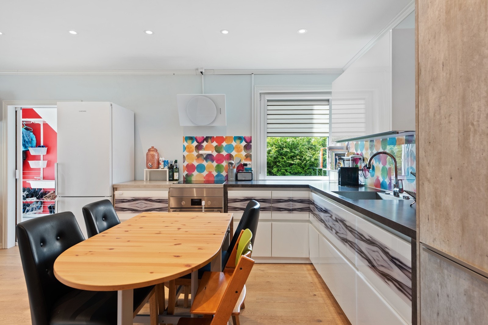 Kjøkkenet fra 2019 med slette fronter og laminat benkeplate Galleribilde