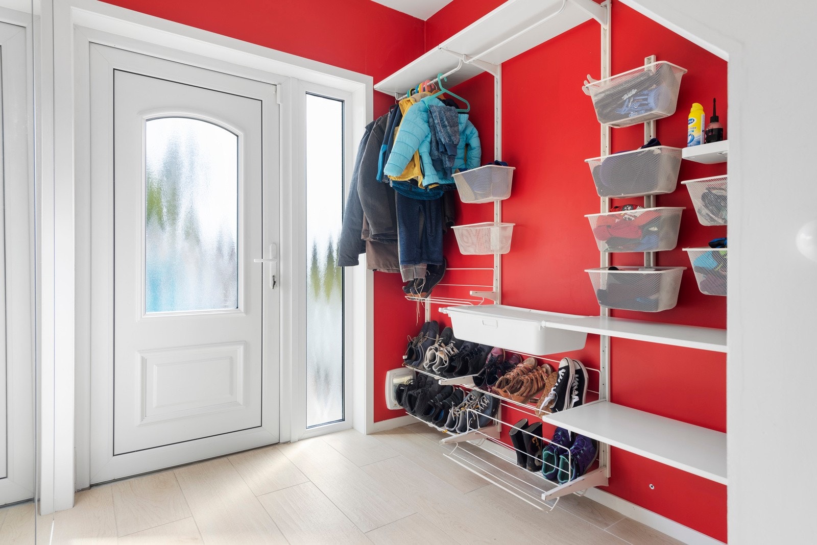 Inngangspartiet i 1.etasje gir deg et fint førsteinntrykk av boligen Galleribilde