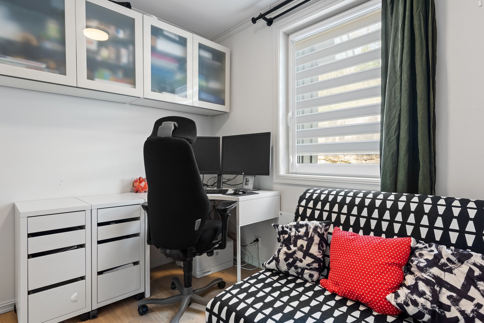 Rommet har god plass til kontorpult og gjesteseng Galleribilde