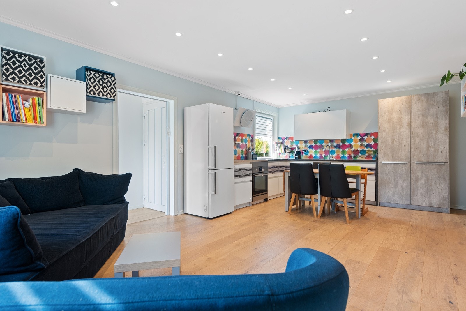 Det er montert downlights i taket som gir en fin og lun atmosfære i stuen Galleribilde