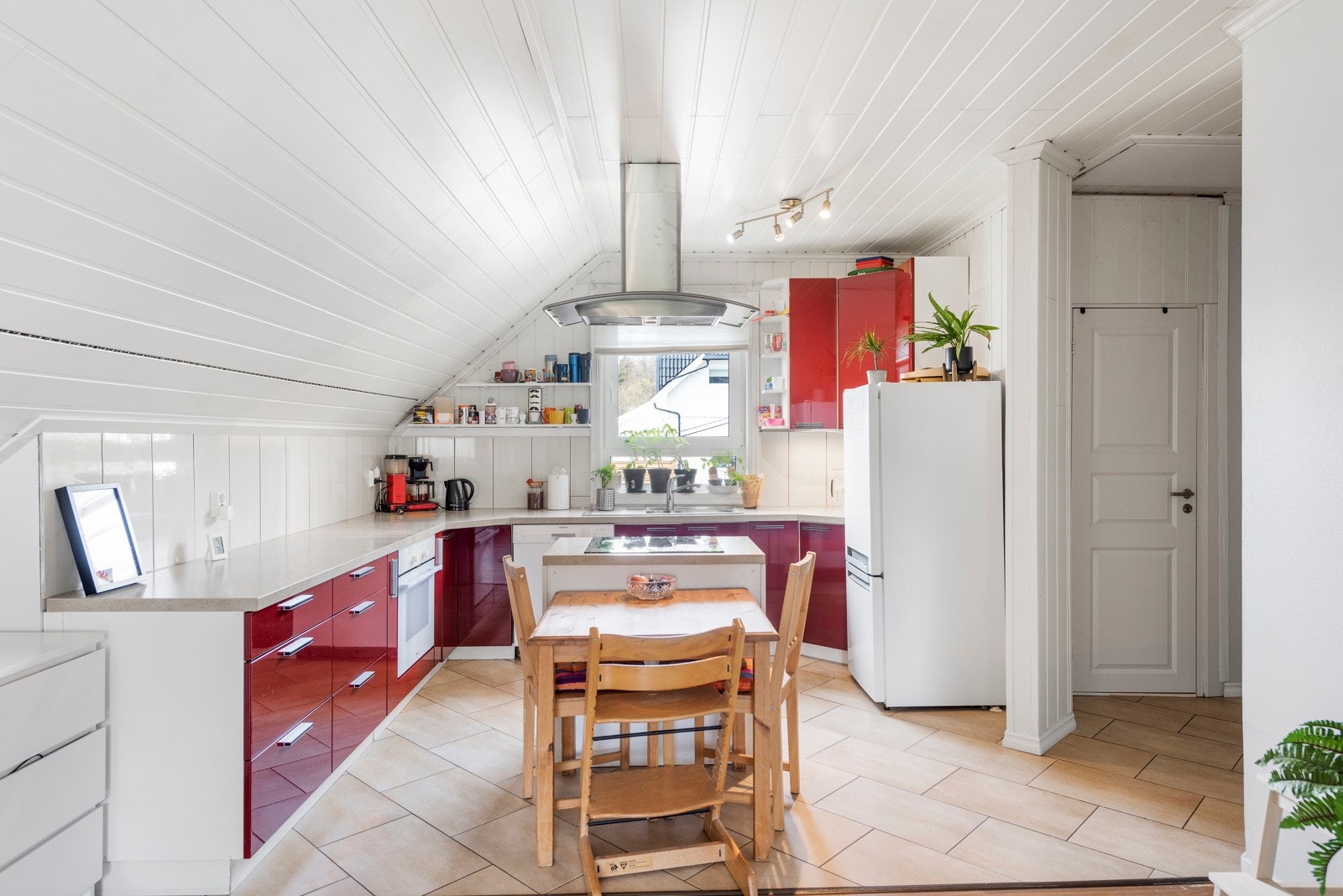 Hybelen har adkomst via felles ytterdør, entre og trapp opp til 2.etasje Galleribilde