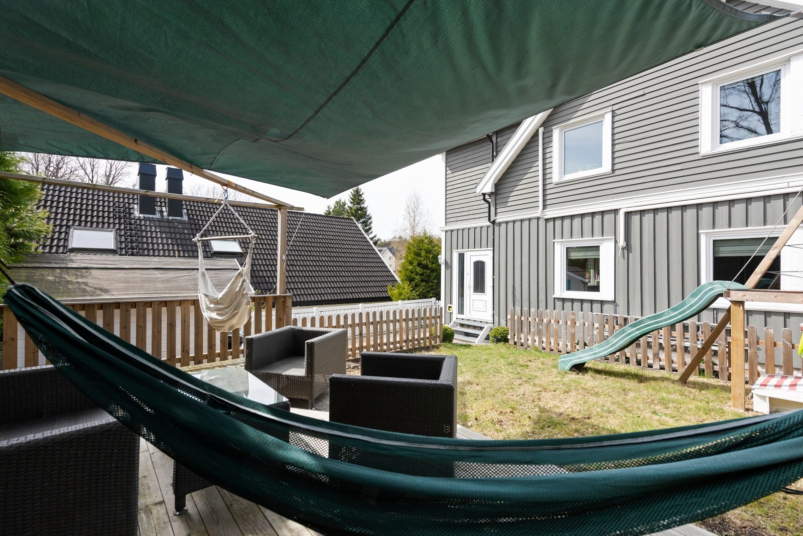 Inngjerdet hage og stor terrasseplatting gjør uteområdene perfekt for barnefamilier! Galleribilde