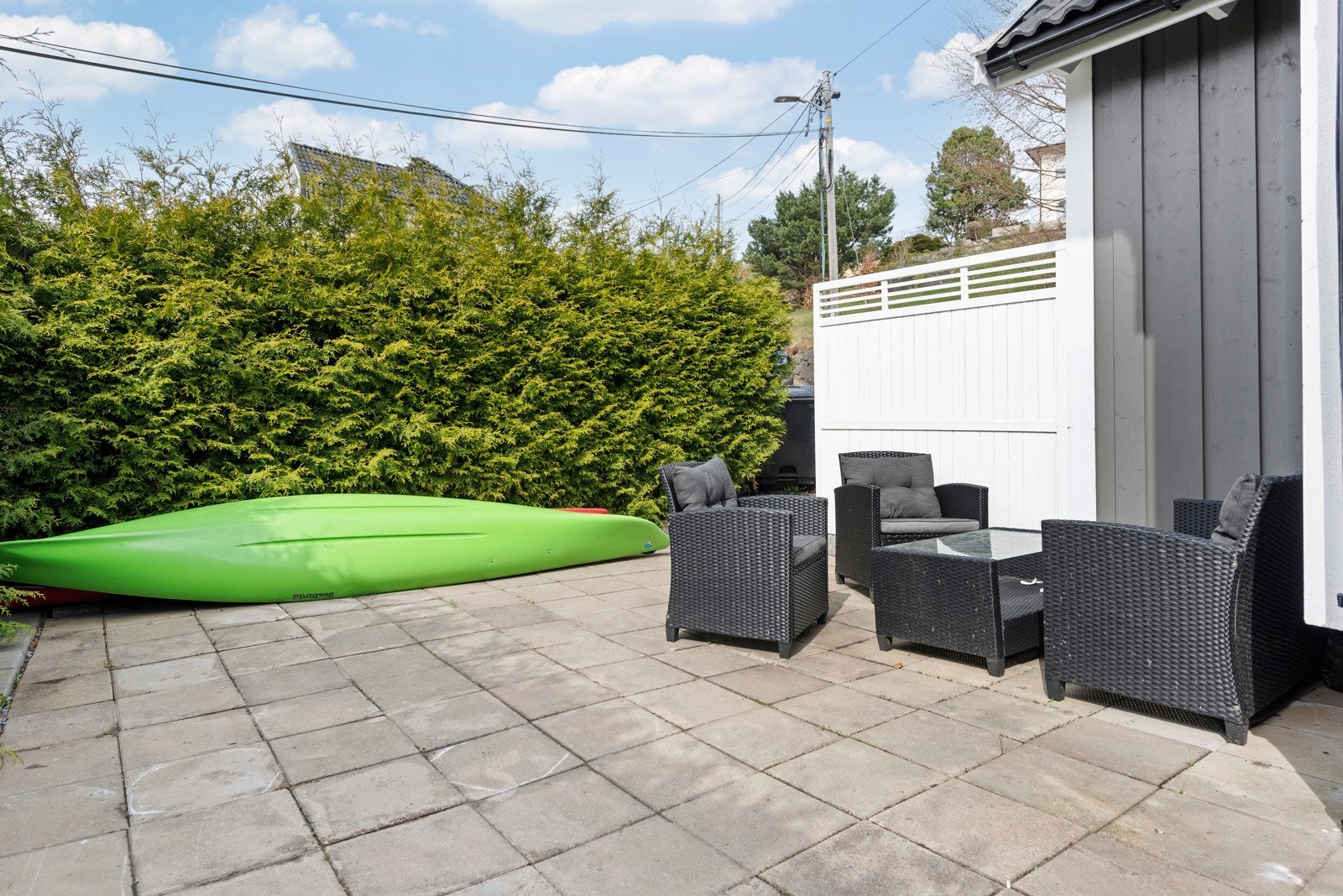 Stor platting med høye busker, så her kan du sitte svært uforstyrret og nyte middagen! Galleribilde