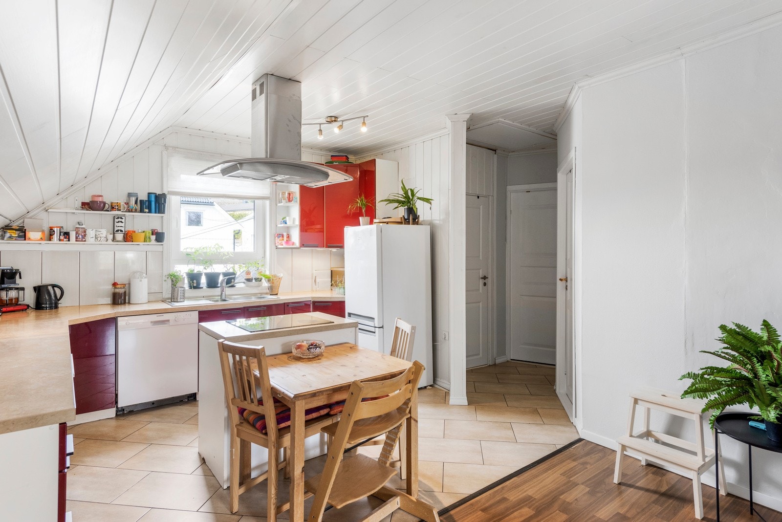 2.etasjen har kjøkken og stue i åpen løsning. Kjøkkenet er fra 2009 og har slette fronter samt laminat benkeplate Galleribilde