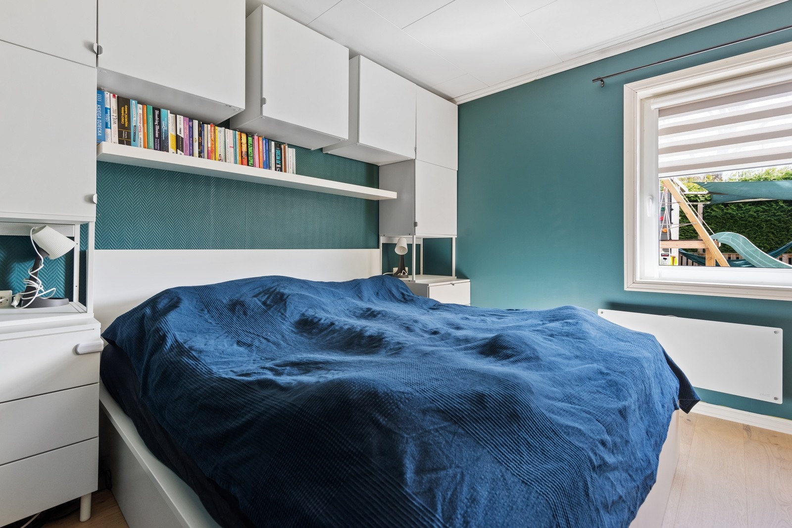 Stort hovedsoverom med god plass til dobbeltseng og skap Galleribilde