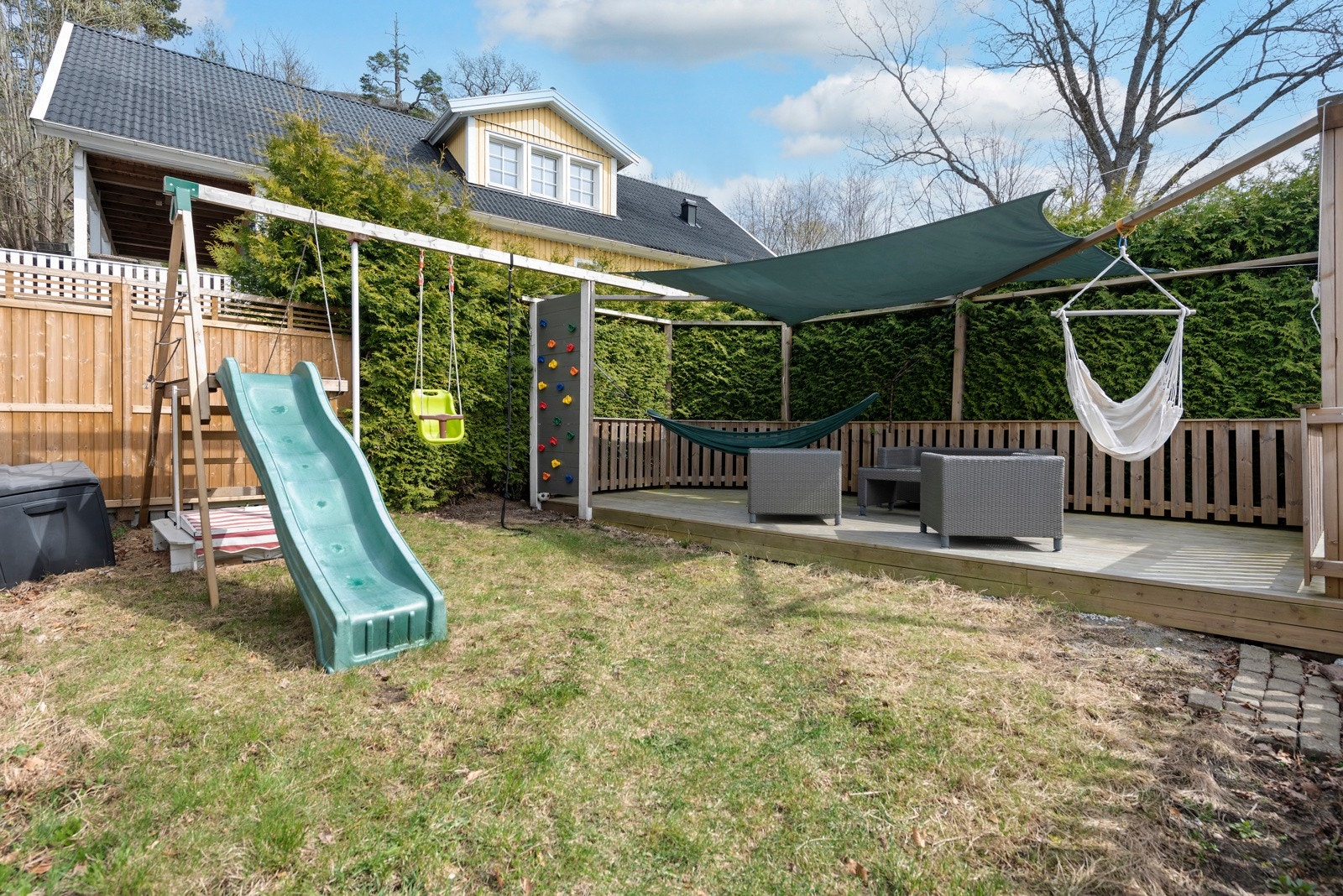 Her kan barna leke trygt i hagen! Galleribilde