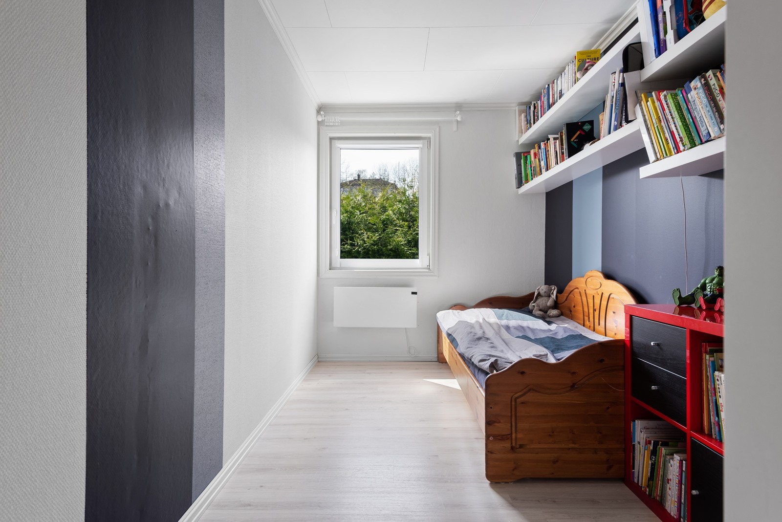 Soverommet har god plass til seng, pult og hyller Galleribilde