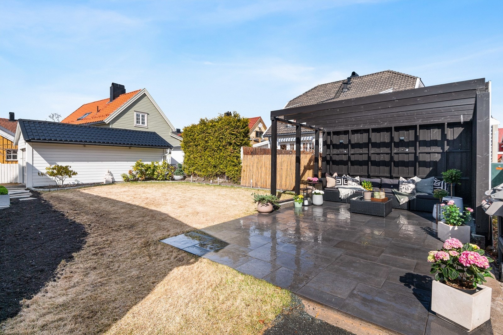 Her er det etablert stor overbygd terrasse med betongheller og levegger. Terrassen er vurdert til TG1 av takstmann. Galleribilde