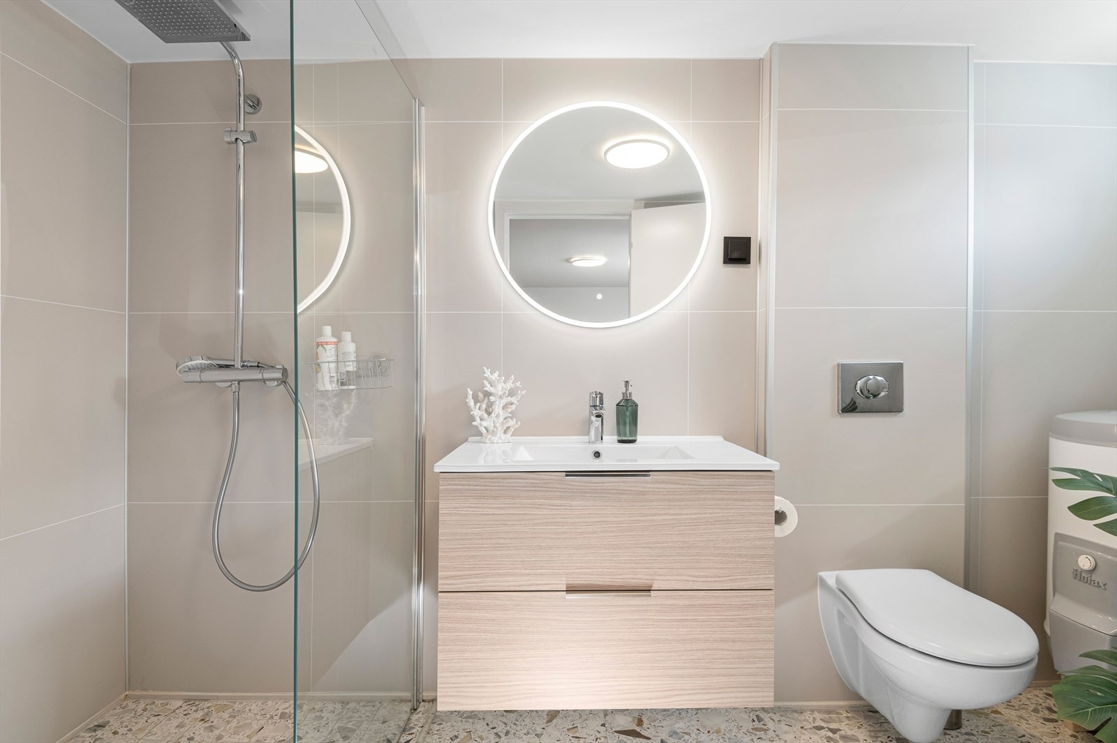 Her har du adkomst til eget bad på 4,5 kvm. Det er satt inn varmtvannstank i underetasjen som er vurdert til TG1 av takstmann. Galleribilde