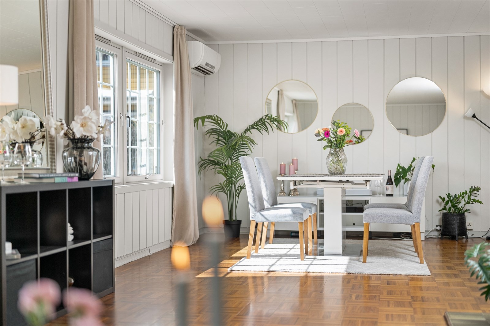 På stuen er det etablert luft til luft varmepumpe som bidrar til effektiv og energibesparende oppvarming. Galleribilde