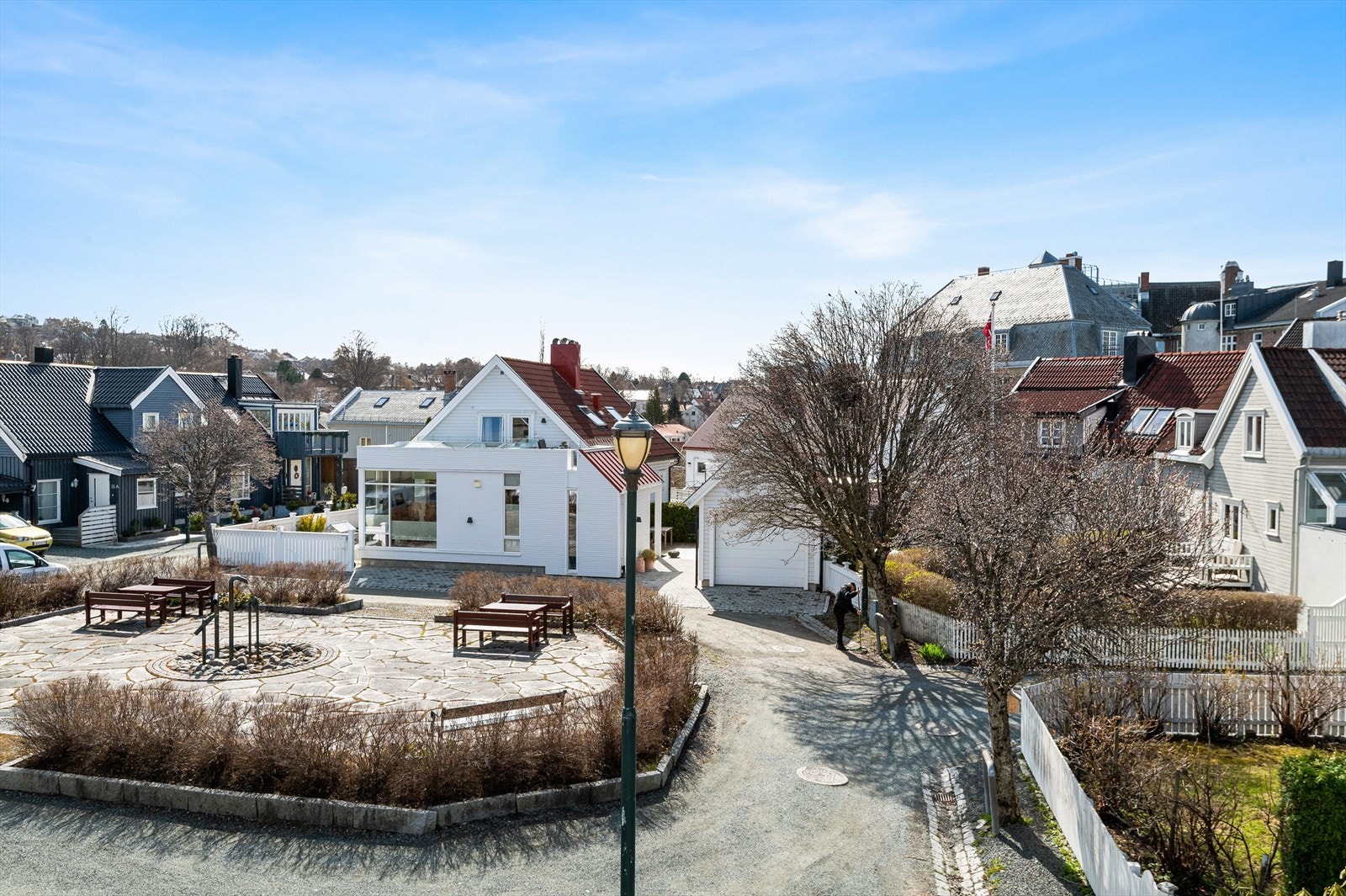 Boligen ligger fantastisk til i et lite trafikkert nabolag like nedenfor Kristiansten festning, en kort gåtur fra Solsiden og Trondheim sentrum. Galleribilde