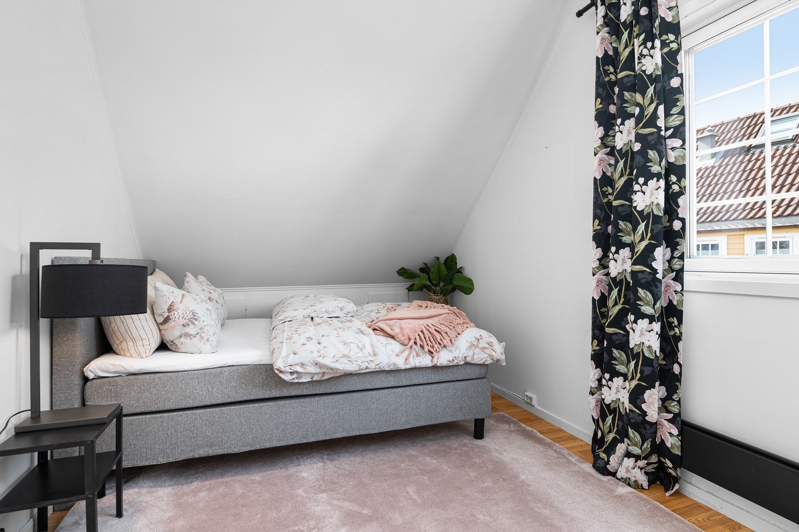 Vegg i vegg er det en stue på 9 kvm, som ligger i tilknytning til et lite kjøkken. Galleribilde