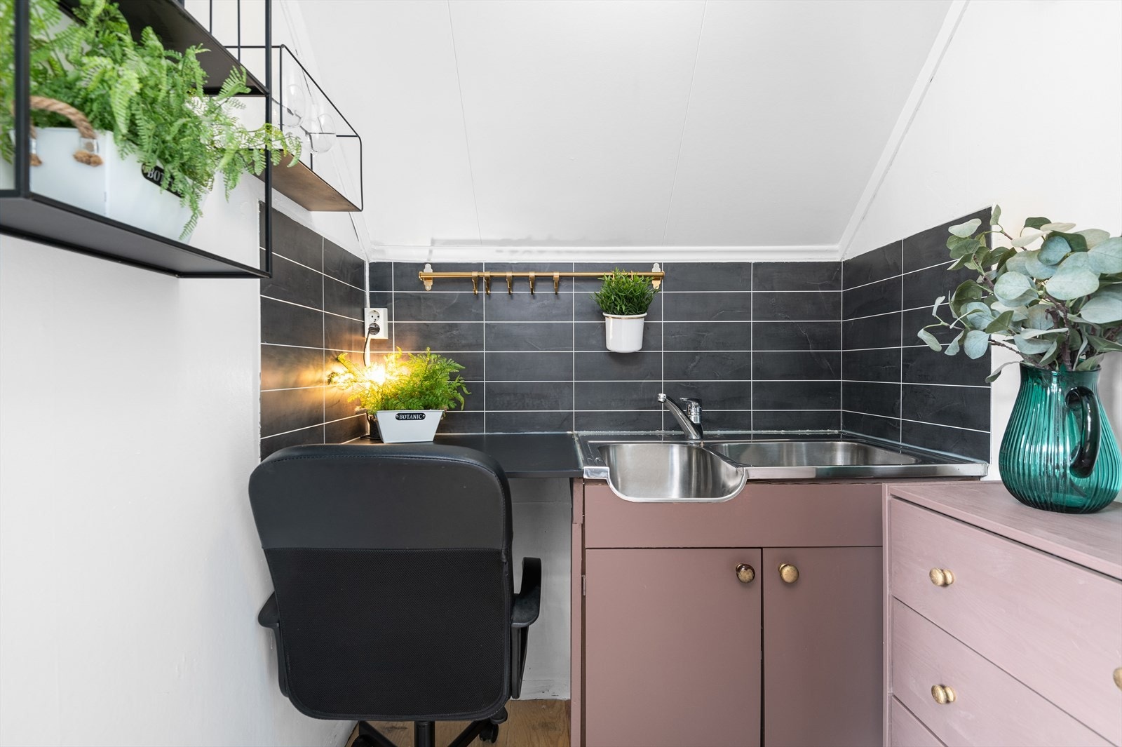 Kjøkkenet i 2. etasje er innredet med benk og oppvaskkum. Galleribilde