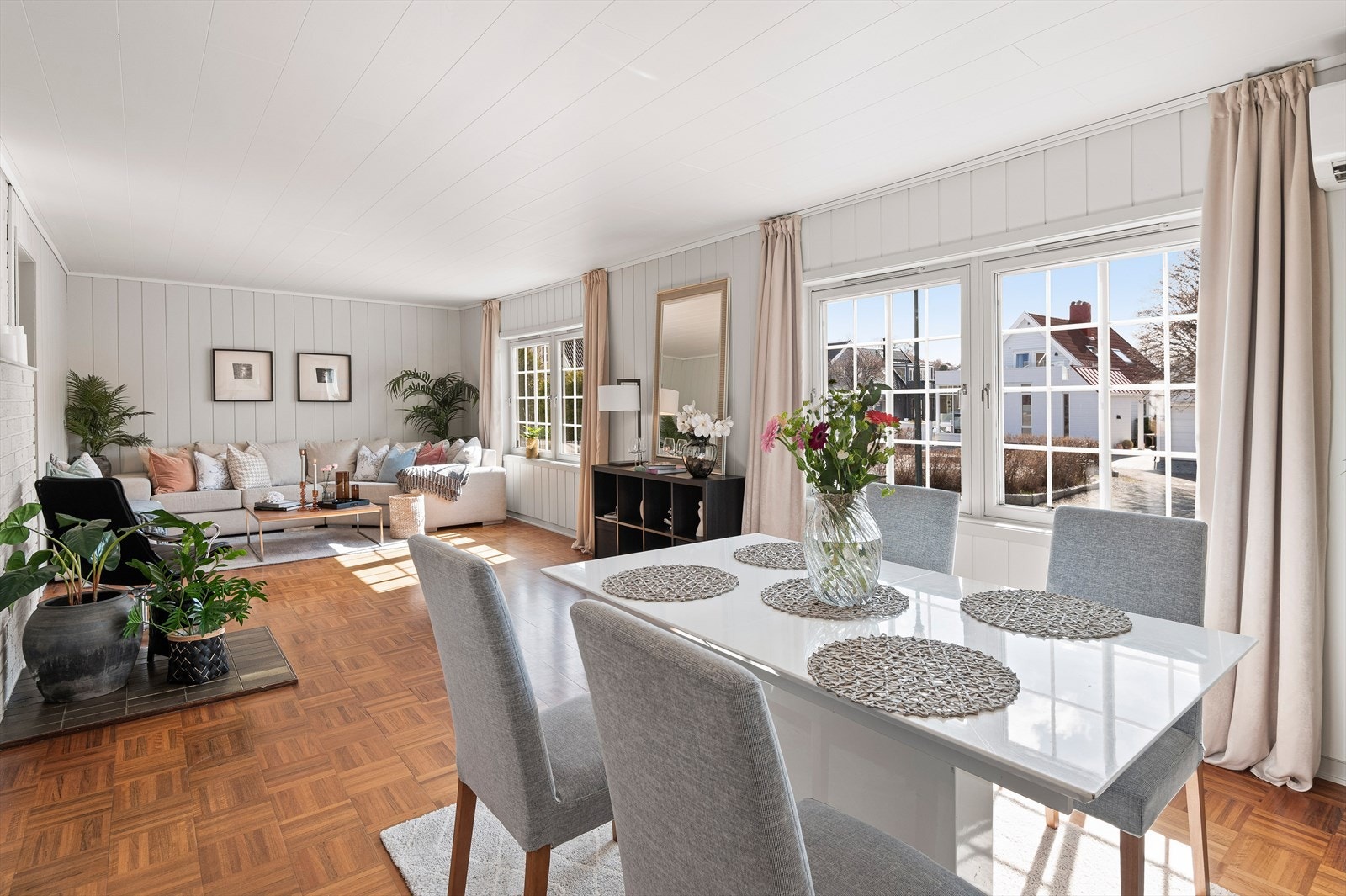 Stuen oppleves lys og romslig med sine 35 kvm. Galleribilde