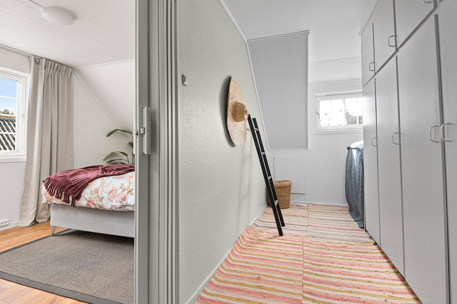 I tilknyttning til det første soverommet ligger det en walk-in garderobe på hele 10 kvm. Galleribilde