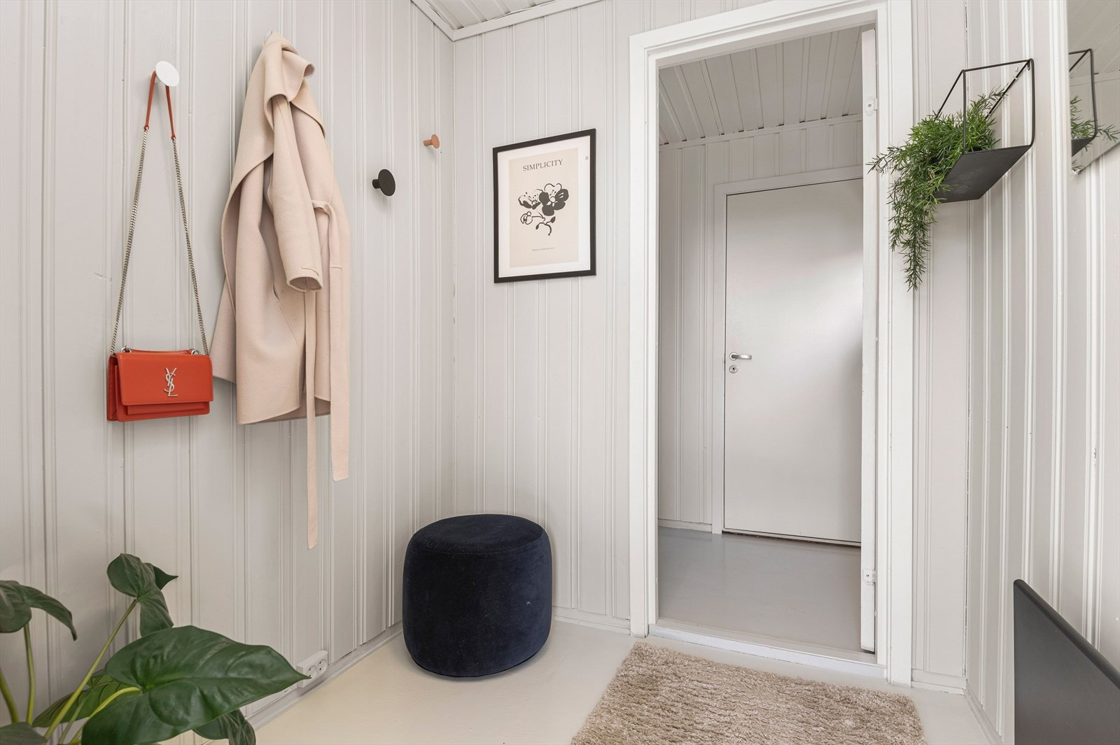 Boligens inngangsparti består av et vindfang på 3 kvm og en gang på 14 kvm, noe som gir god plass til oppbevaring av sko og yttertøy. Galleribilde