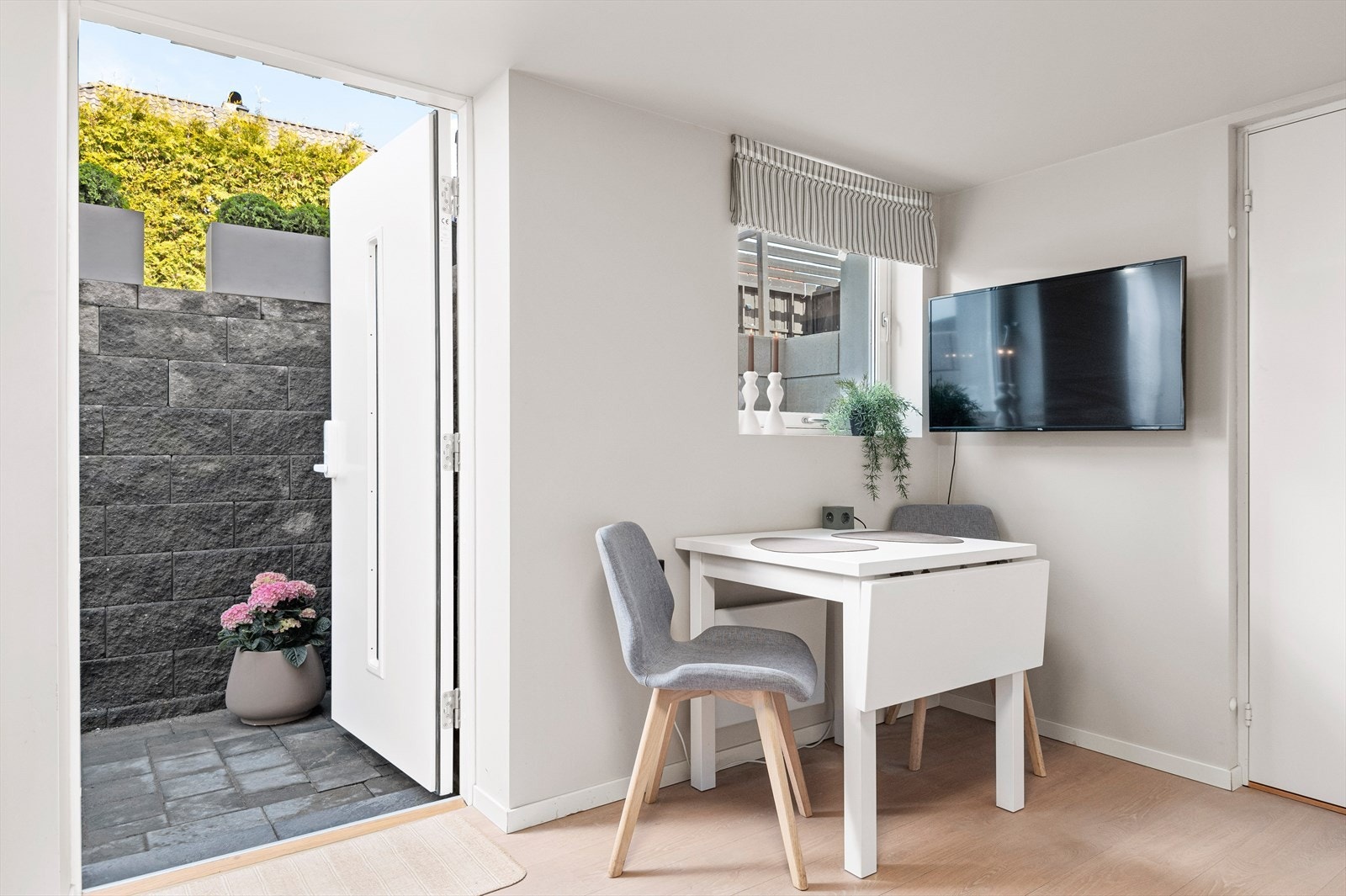 I underetasjen er det innredet med åpen stue-kjøkken løsning, soverom og bad. Egen inngang. Galleribilde